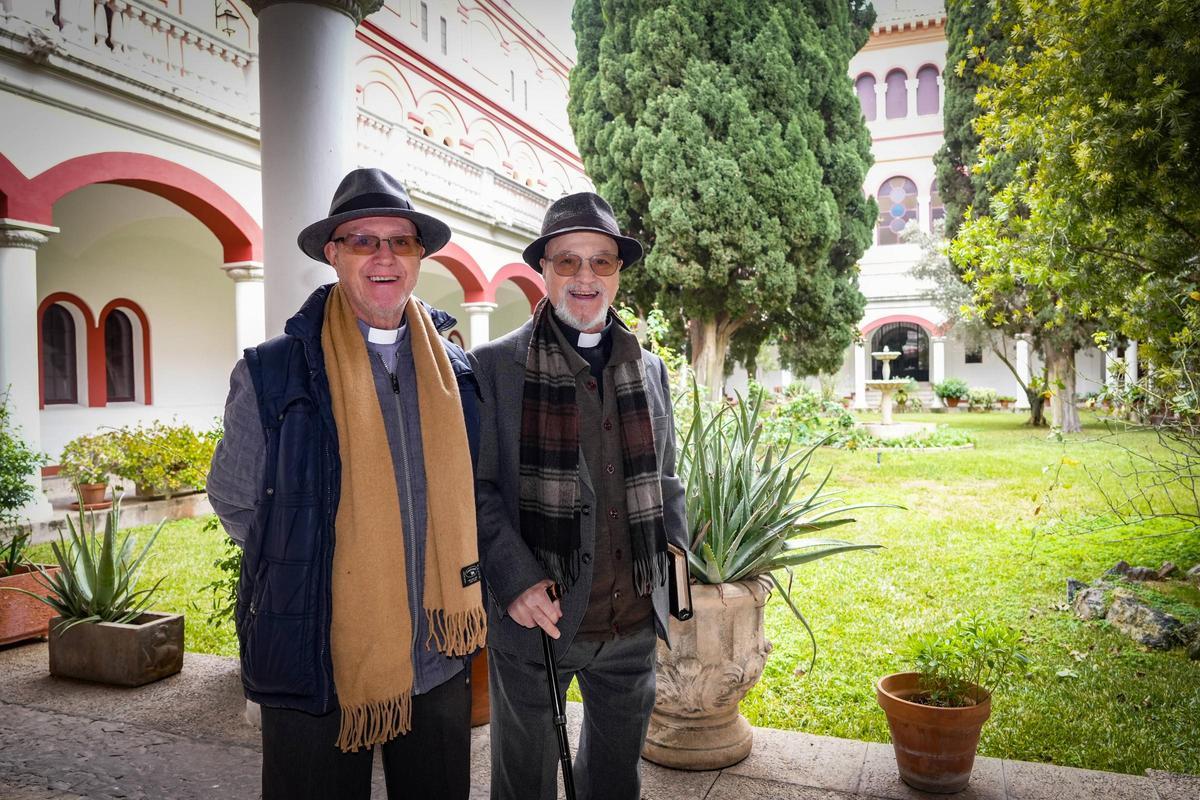 Los hermanos sacerdotes Andrés y Enrique Cruz Barrientos en el claustro del seminario de Badajoz.