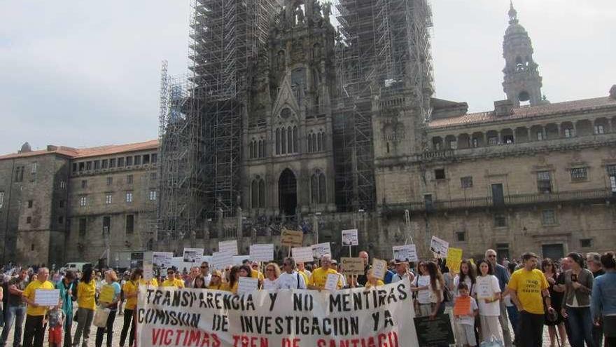 Víctimas del Alvia durante una protesta en Santiago en defensa de una comisión de investigación sin &quot;mentiras&quot;.