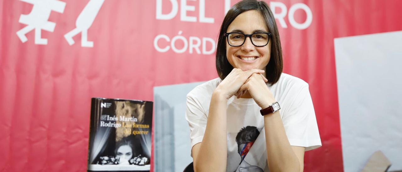 Inés Martín Rodrigo, ante su novela 'Las formas del querer', que ha presentado hoy en Córdoba.