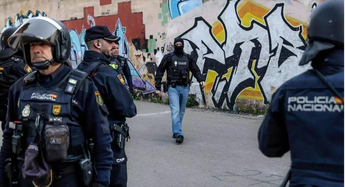 Beamte der Nationalpolizei bei einem Einsatz am alten Gefängnis von Palma