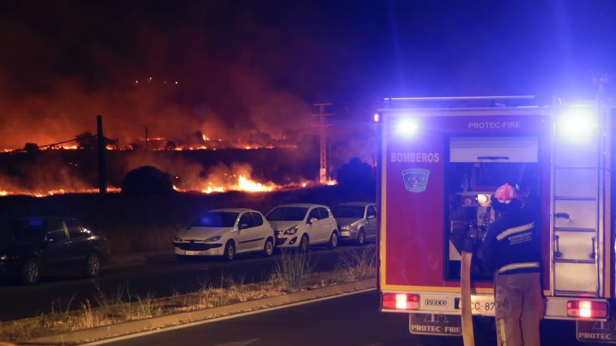 Equipo de los bomberos trabajan para extinguir el incendio.