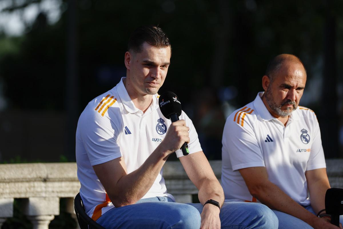 Madrid, 06/20/2025.- The Croatian eave of Real Madrid, Mario Hezonja (I), along with his coach, Chus Mateo, during the presentation of the final playoff of the Endesa Basketball League, this Thursday in Madrid. EFE/ Rodrigo Jiménez
