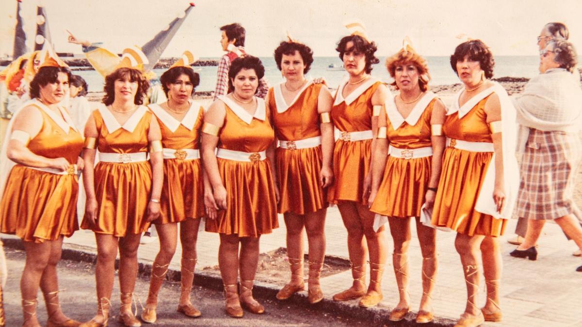 Una exposición en Arrecife conmemora los 40 años de Las Revoltosas, la primera murga de mujeres de España