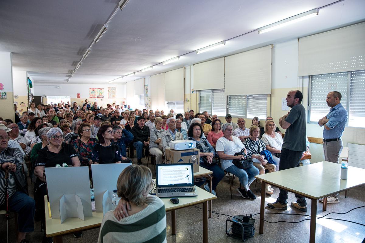 MANRESA . ESCOLA SERRA I HUNTER DE LA BALCONADA . REUNIO INFORMATIVA CONTENIDORS