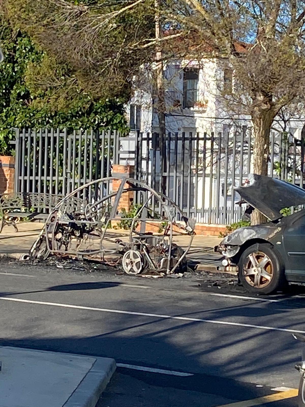 Imagen del vehículo quemado en Cáceres.