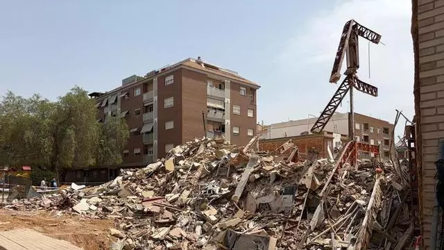 Retiran la excavadora de la finca derrumbada en Benetússer saltándose el cordón policial