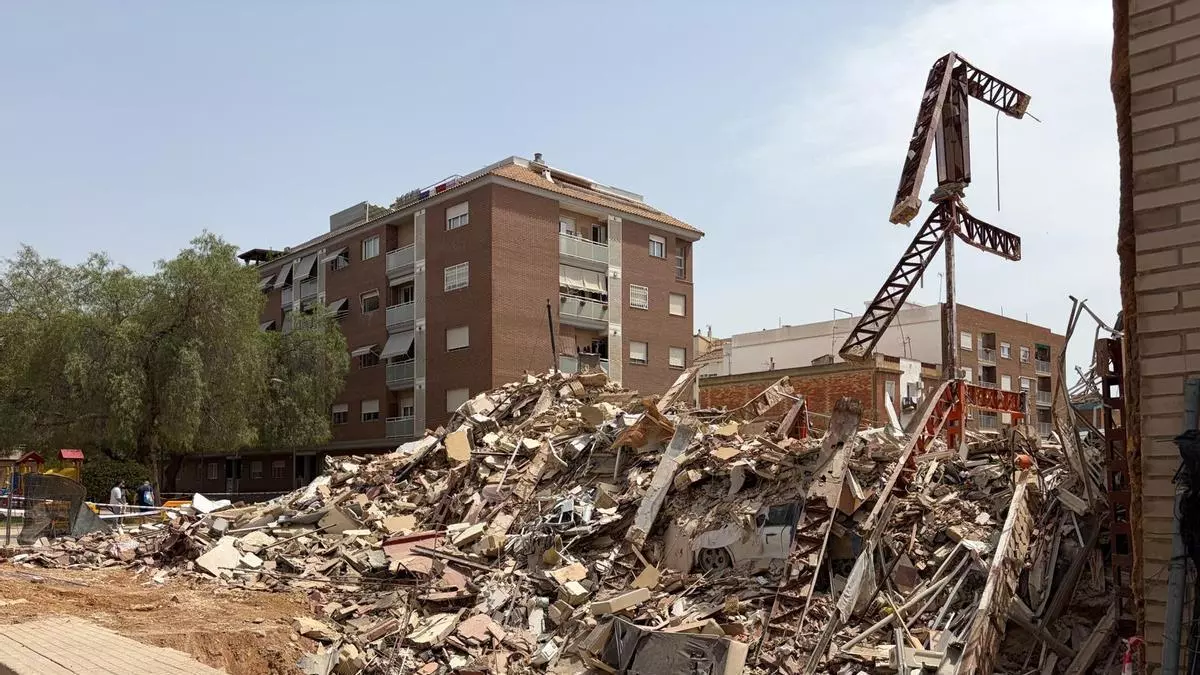 Retiran la excavadora de la finca derrumbada en Benetússer saltándose el cordón policial