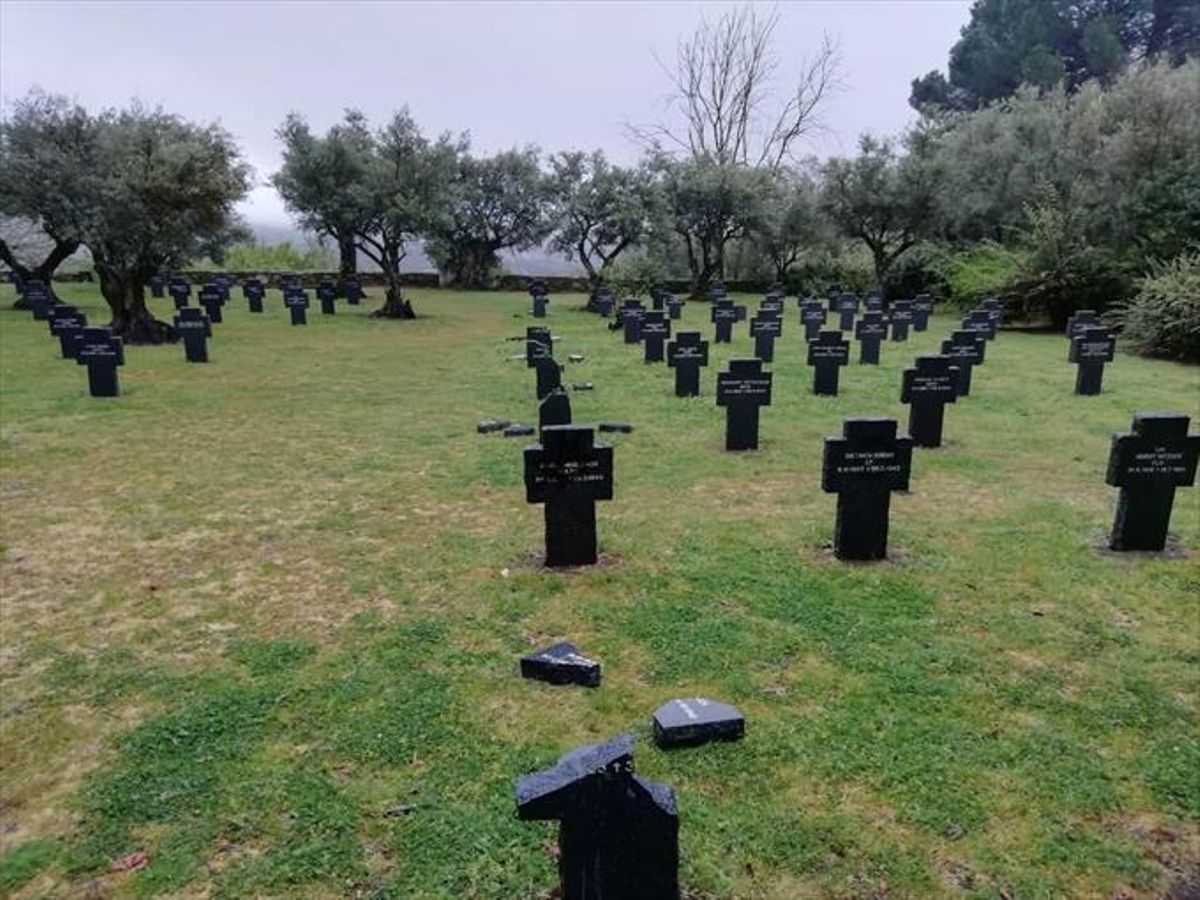 Destrozan cruces y pintan los muros del cementerio alemán de Cuacos de Yuste