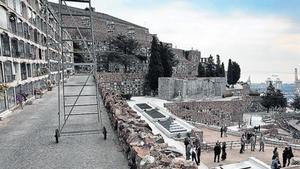 El cementerio de Montjuïc, con el mar al fondo.