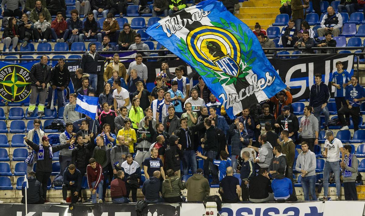 Imagen de archivo de la animación dentro del José Rico Pérez durante un partido del Hércules en Alicante.