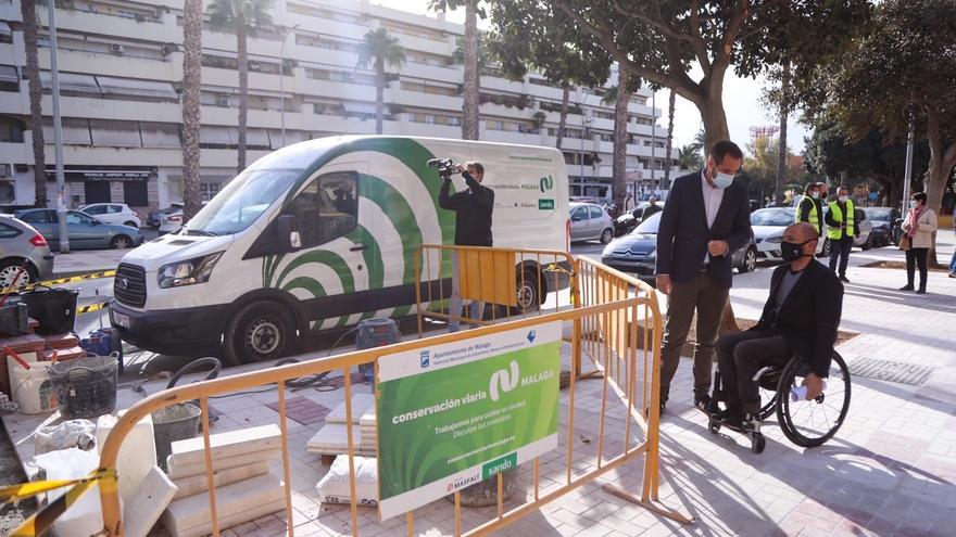 Los concejales Raúl López y Luis Verde visitan las obras del Plan de Conservación Viaria de Málaga