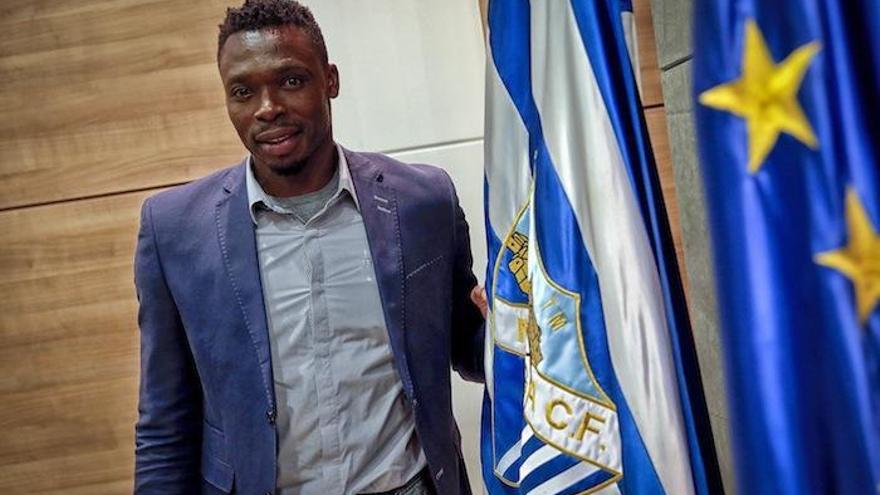 Carlos Kameni posa con la bandera del Málaga CF.