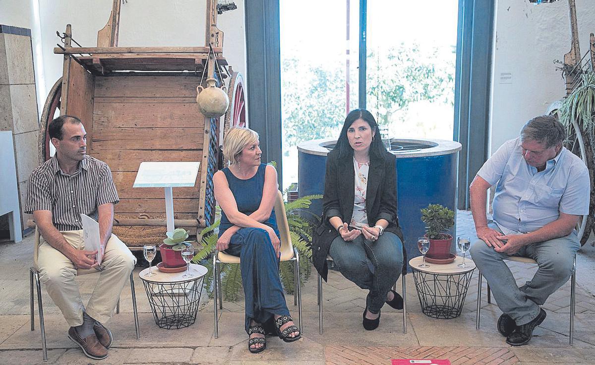 Eduardo Ramos, Ángeles Hernández, Raquel Aguilar y Antonio José Gimeno en la primera mesa.