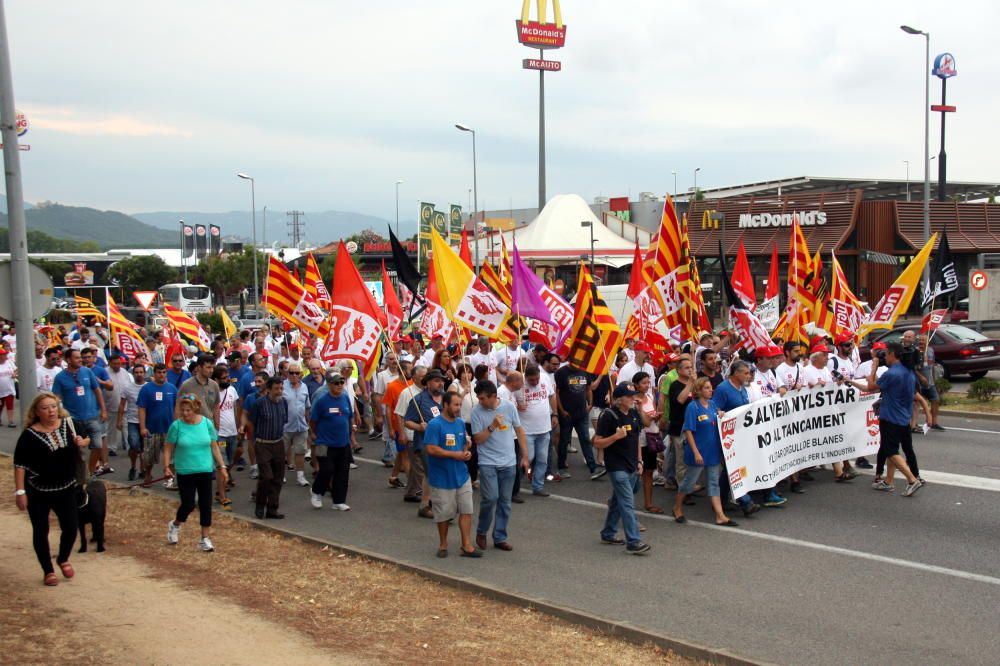 Manifestació contra els acomiadaments a Nylstar