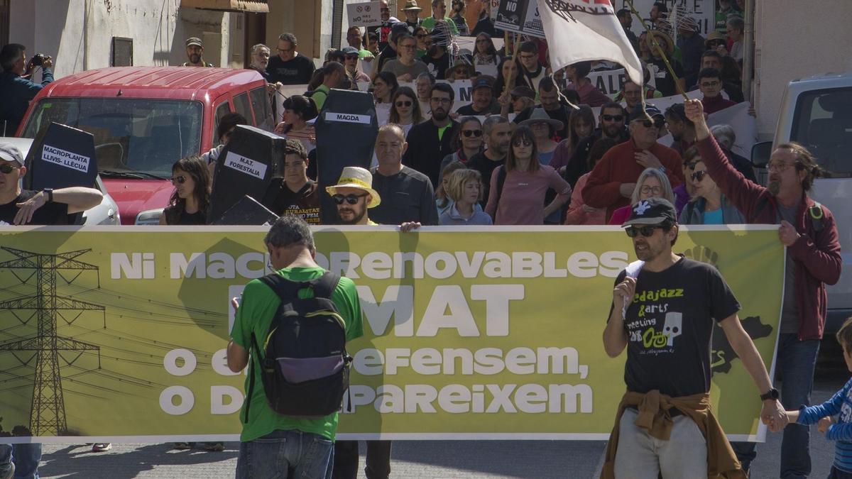 Manifestación conta la línea de Muy Alta Tensión.