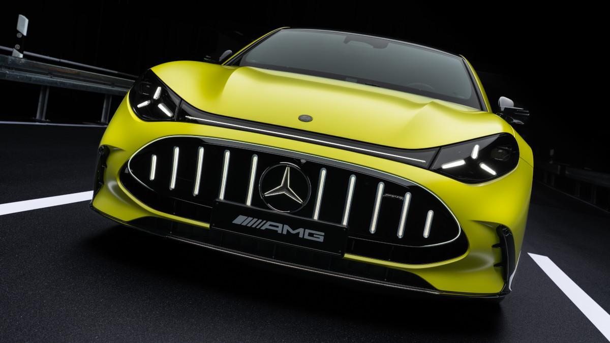 El frontal gana carácter con la parrilla AMG cóncava, la estrella iluminada y unos faros con firma lumínica muy reconocible.