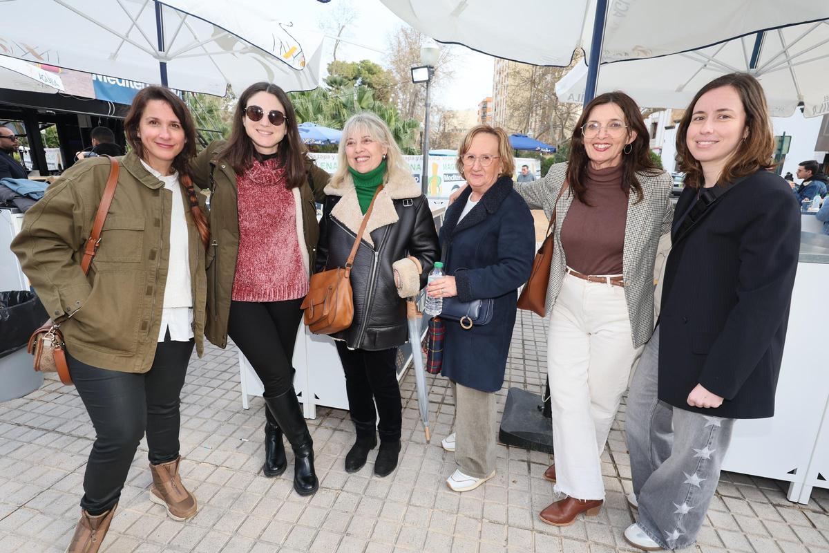 Paraguas en mano, Sandra, María, Manuela, Rosa, Pili y Mónica no se pierden una