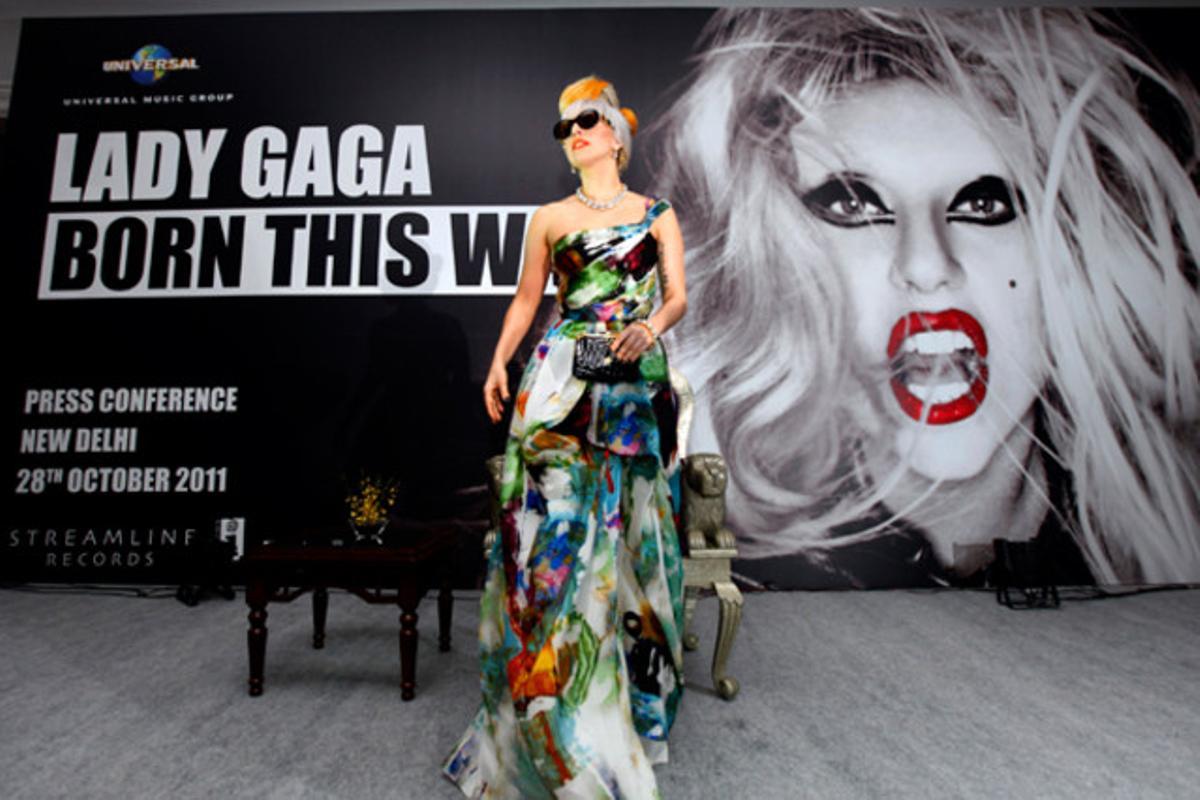 La cantant Lady Gaga arriba a una roda de premsa a Nova Delhi amb els cabells tenyits dels colors de la bandera índia.
