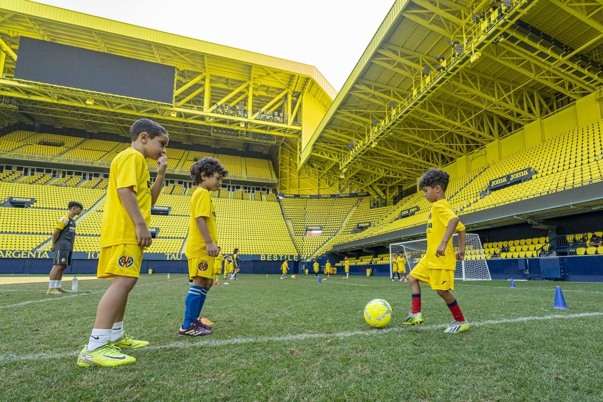 Los más pequeños en un partido en La Cerámica.