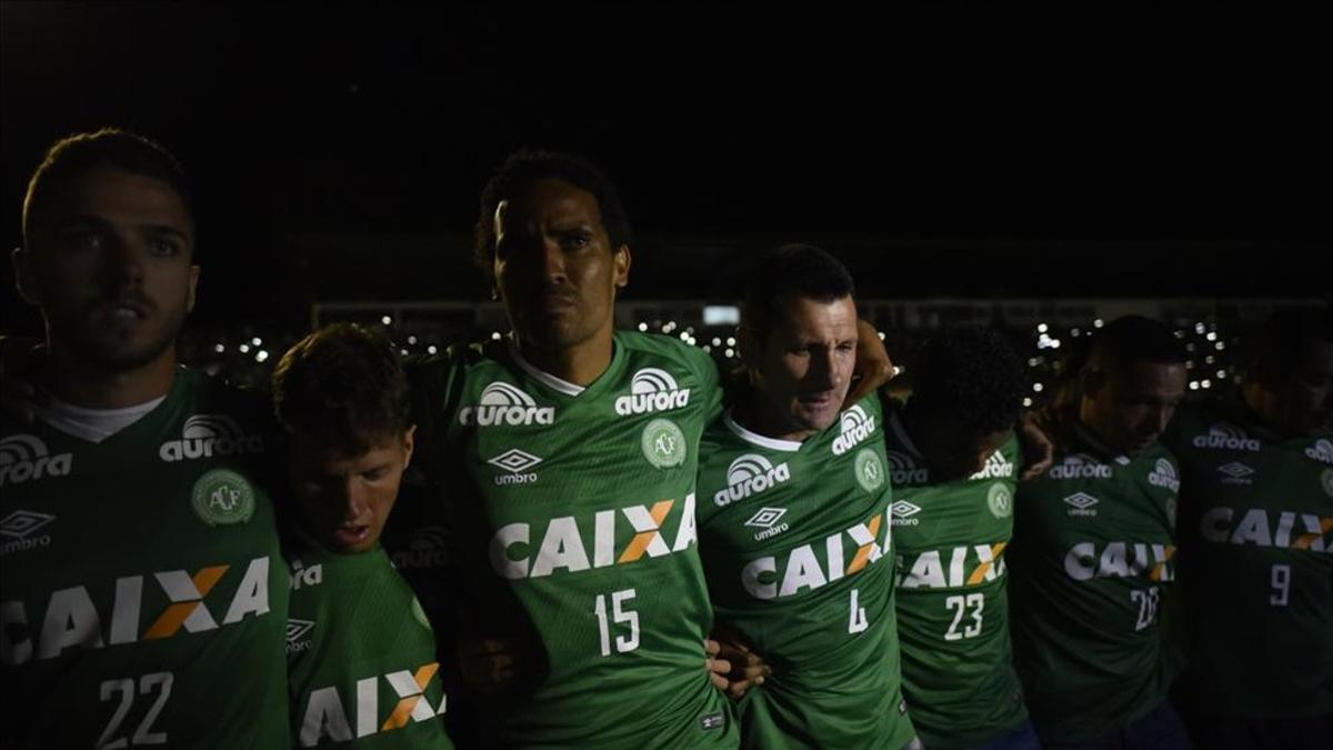 Empleados del Chapecoense con la camiseta del equipo