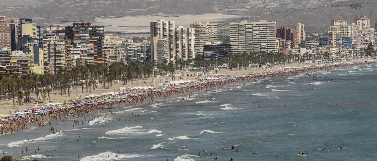 En la Playa de San Juan hay decenas de viviendas turísticas en planta alta que se quedan fuera de regulación con el instrumento que se aplica, el Plan General de 1987.