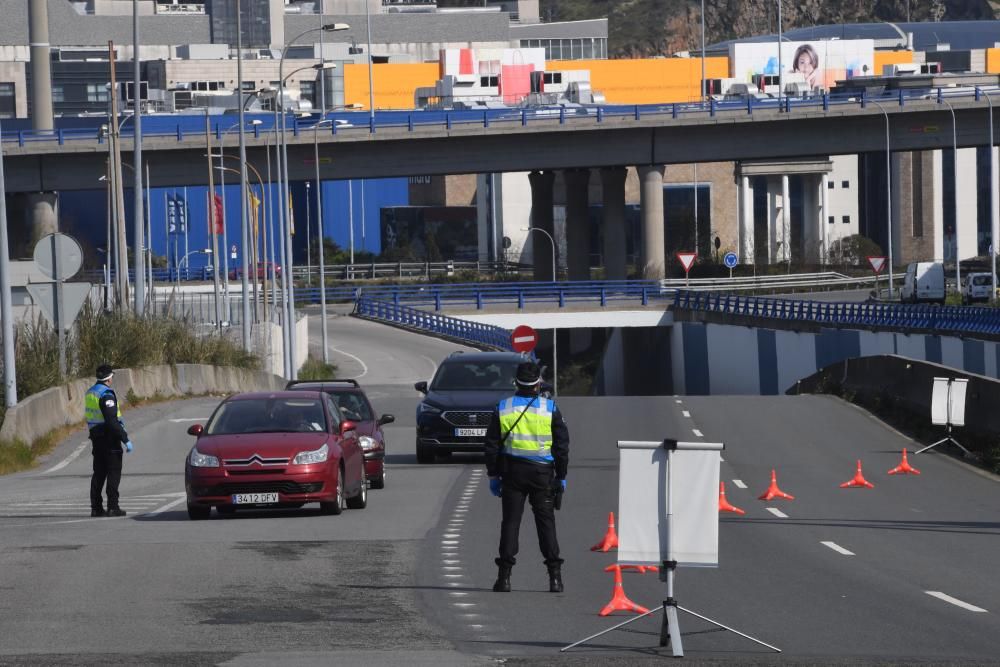 Los agentes solicitan a los conductores que acrediten su viaje para evitar movimientos injustificados.