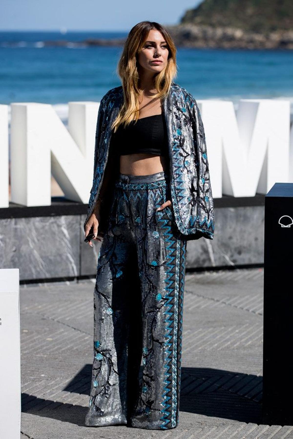 Blanca Suárez en el Festival de Cine de San Sebastián con traje de chaqueta de lentejuelas de Alberta Ferretti