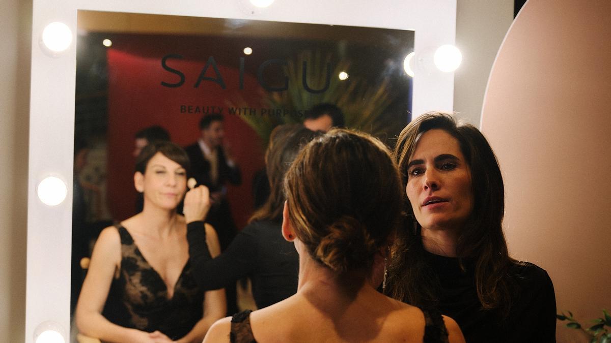 La maquilladora Natalia Belda retoca a la actriz Malena Alterio, en la edición de los Goya de 2025, celebrada en Granada.