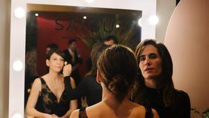 La maquilladora Natalia Belda retoca a la actriz Malena Alterio, en la edición de los Goya de 2025, celebrada en Granada.