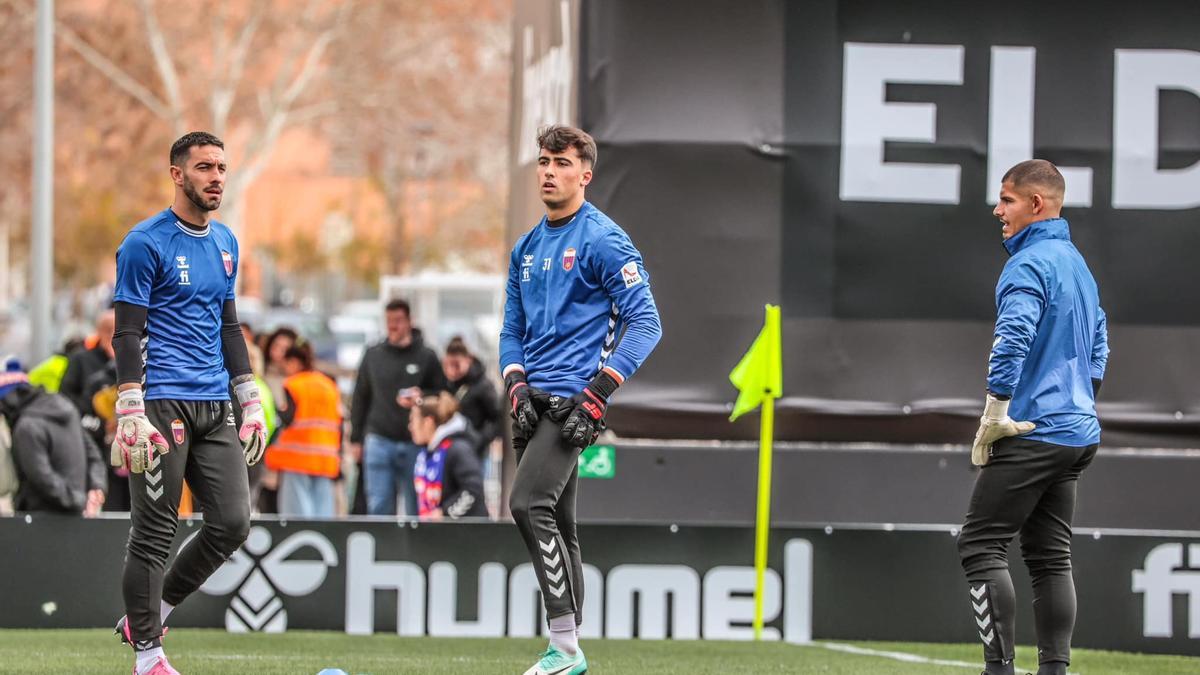 Mackay (izq.), Aceves (centro) y Vallejo (der.) antes de un partido esta temporada