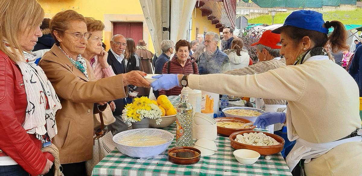 Público disfrutando del arroz con leche que se ofreció de forma gratuita.