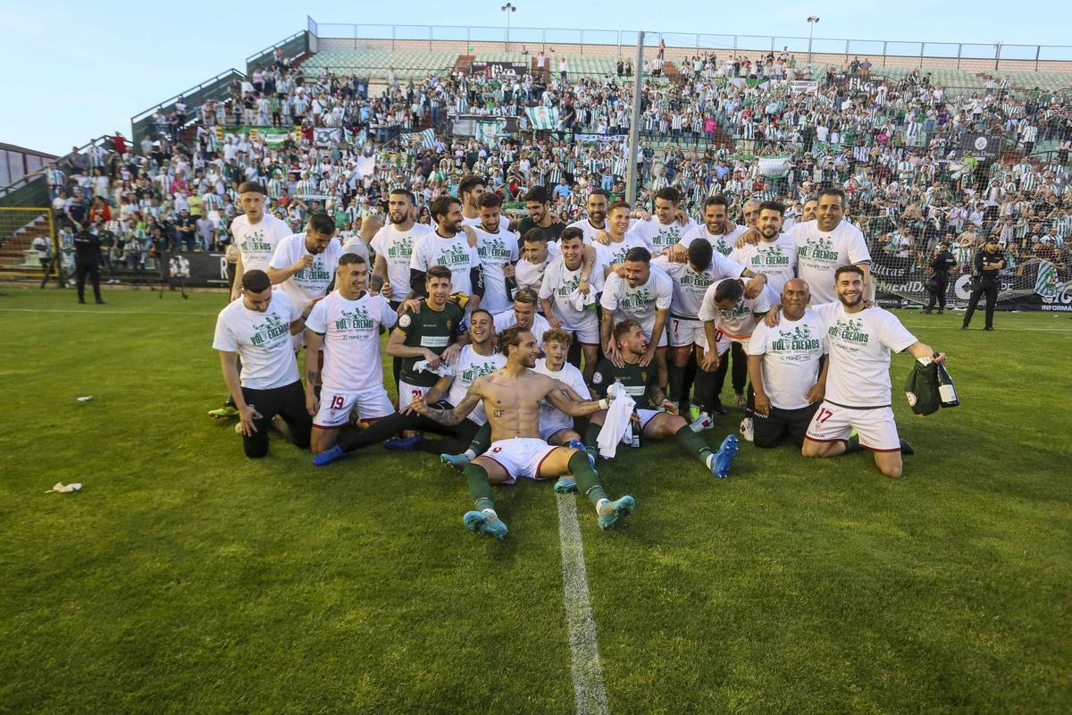 Celebración del Córdoba en el Estadio Romano de Mérida tras el ascenso.