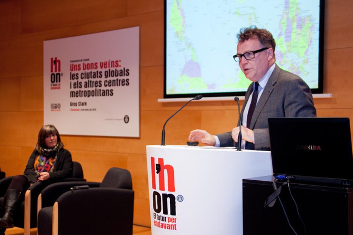 Greg Clark durant la intervenció el dimecres 6 a la Tecla Sala de l’Hospitalet. Greg Clark durant la intervenció el dimecres 6 a la Tecla Sala de l’Hospitalet.