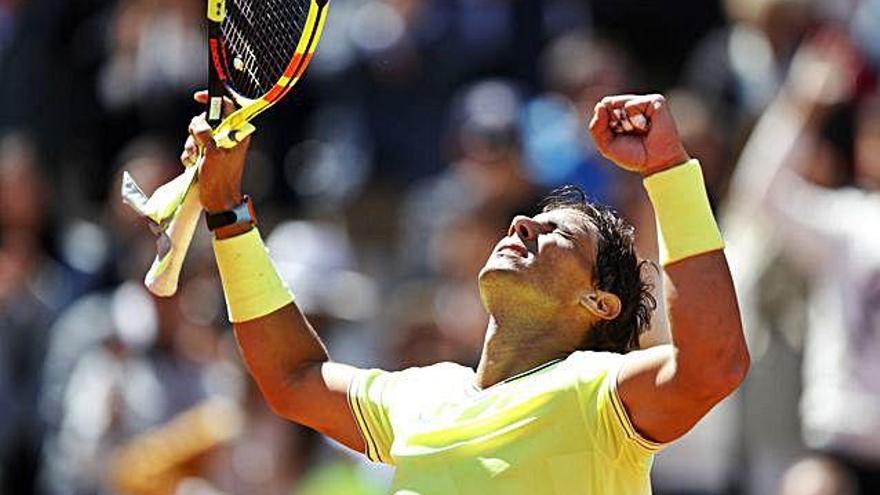 Nadal mira al cielo, cierra los ojos y aprieta los puños, en señal de celebración por su clasificación para la final de Roland Garros.