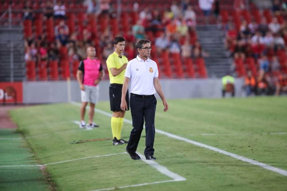 El Mallorca se abre en canal y entrega su trofeo