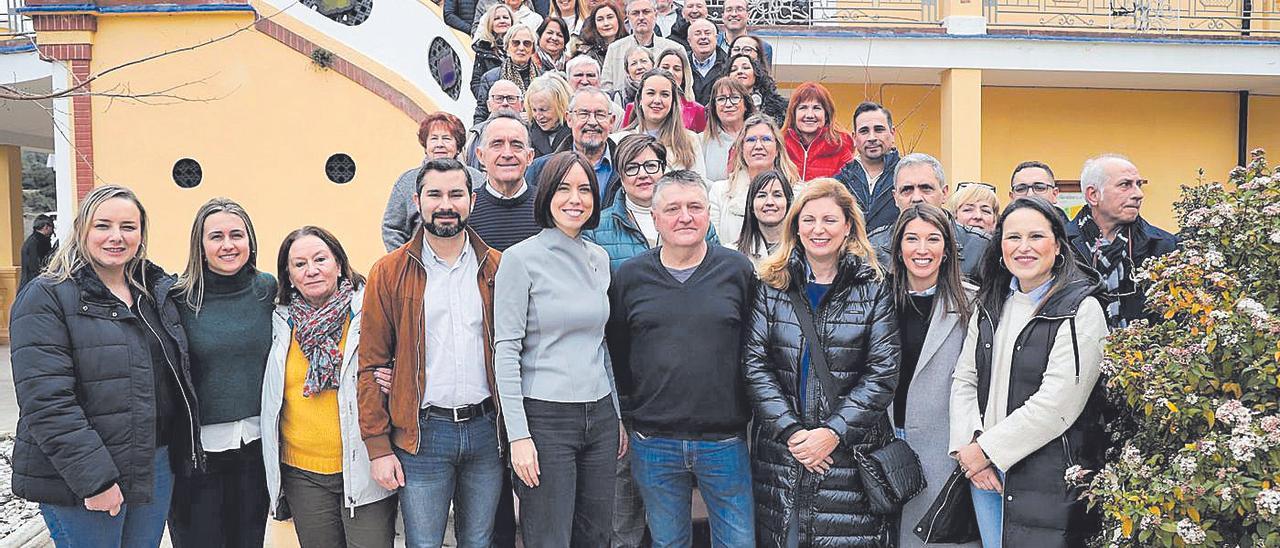 Morant, rodeada de cargos y militantes castellonenses, en su primer acto como secretaria general, en Montanejos.