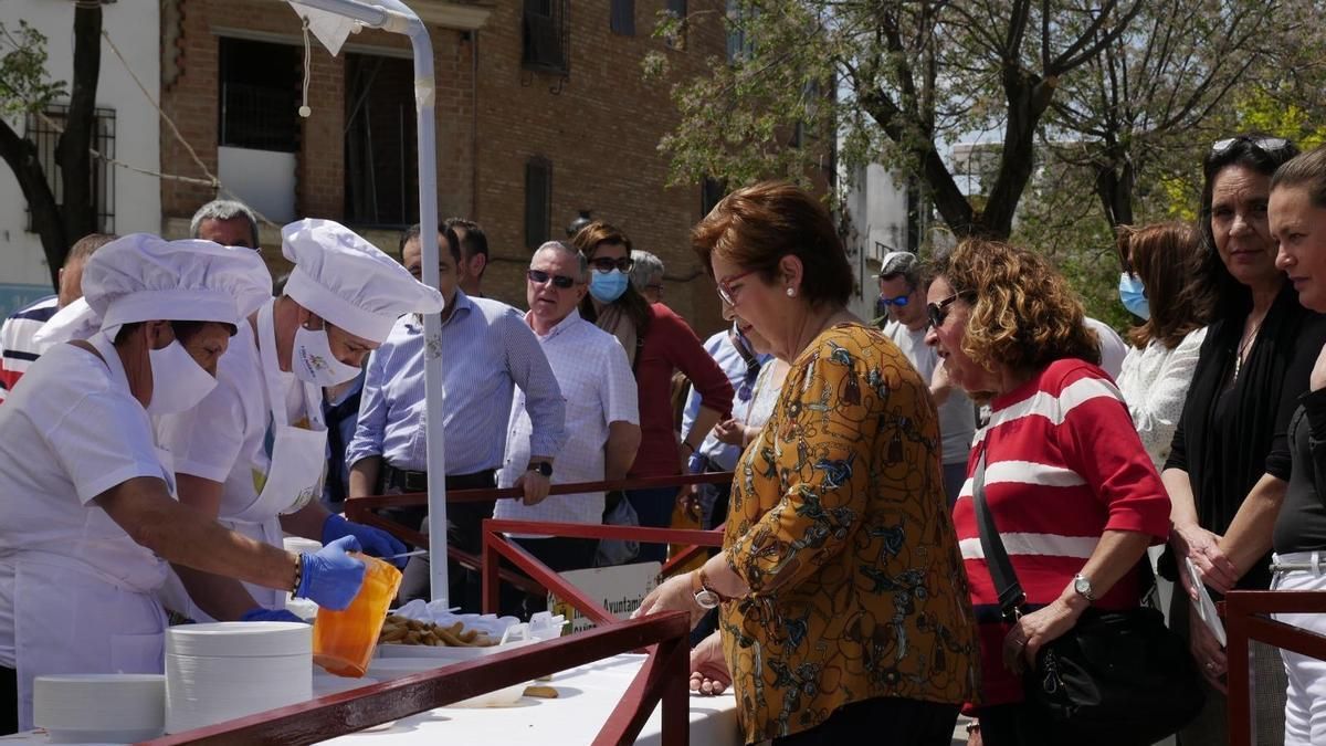 Público en Cañete durante la degustación del salmorejo en 2022.