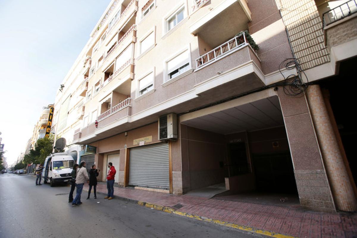 GRA142. TORREVIEJA (ALICANTE), 01/01/2016.- Vista de la entrada al edificio de Torrevieja en el que se encuentra la vivienda en la que un hombre de 35 años ha matado, presuntamente, a su esposa, de 31, y a la hija de ambos, de entre 8 y 9 meses, y posteriormente se ha suicidado. EFE/Manuel Lorenzo