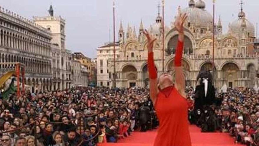 Laura Llauder actúa en la &#039;piazza&#039; San Marco, en Venecia