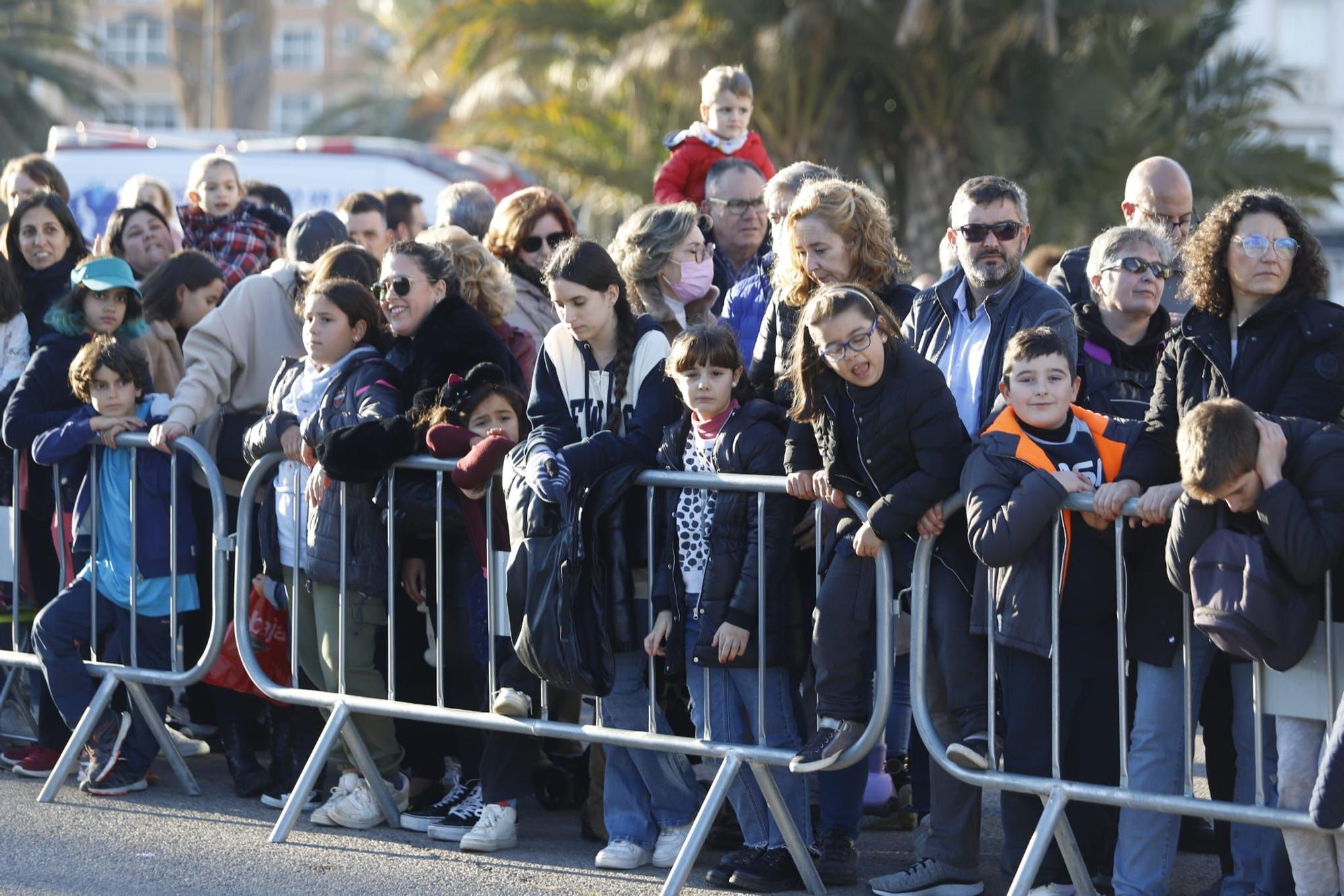 Cientos de niños reciben a los Reyes en el Puerto de València