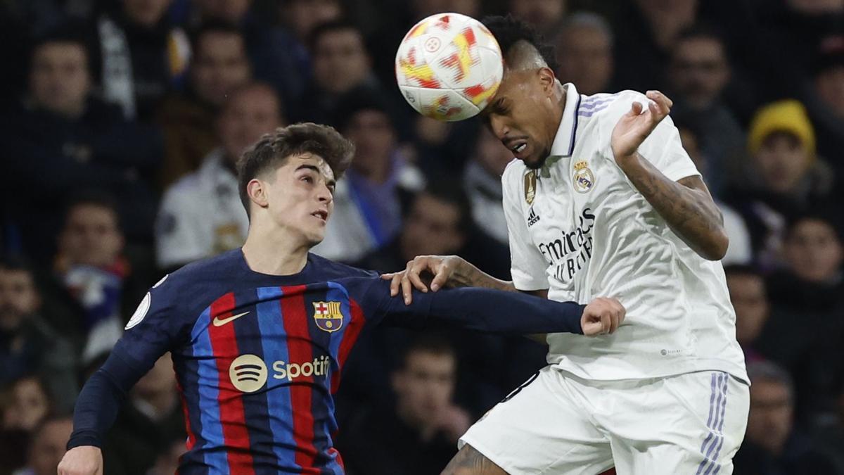 MADRID, 02/03/2023.- El defensa del Real Madrid Éder Militao (d) cabecea un balón ante Gavi, del Barcelona, durante el partido de ida de las semifinales de la Copa del Rey que Real Madrid y FC Barcelona disputan este jueves en el estadio Santiago Bernabéu. EFE/Juanjo Martín