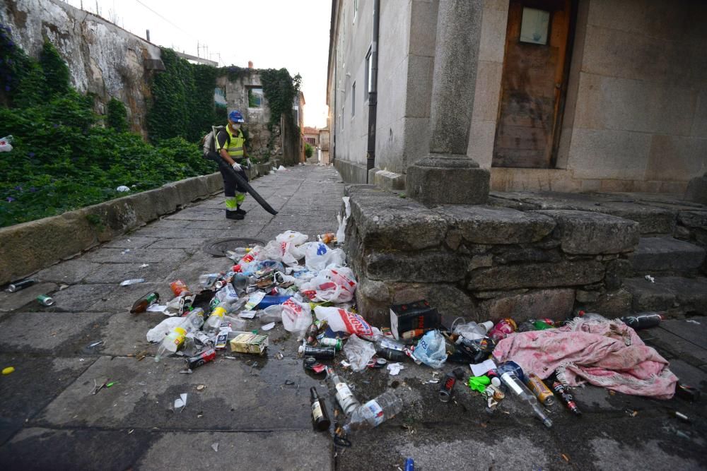 El primer día de peñas deja toneladas de basura en las calles