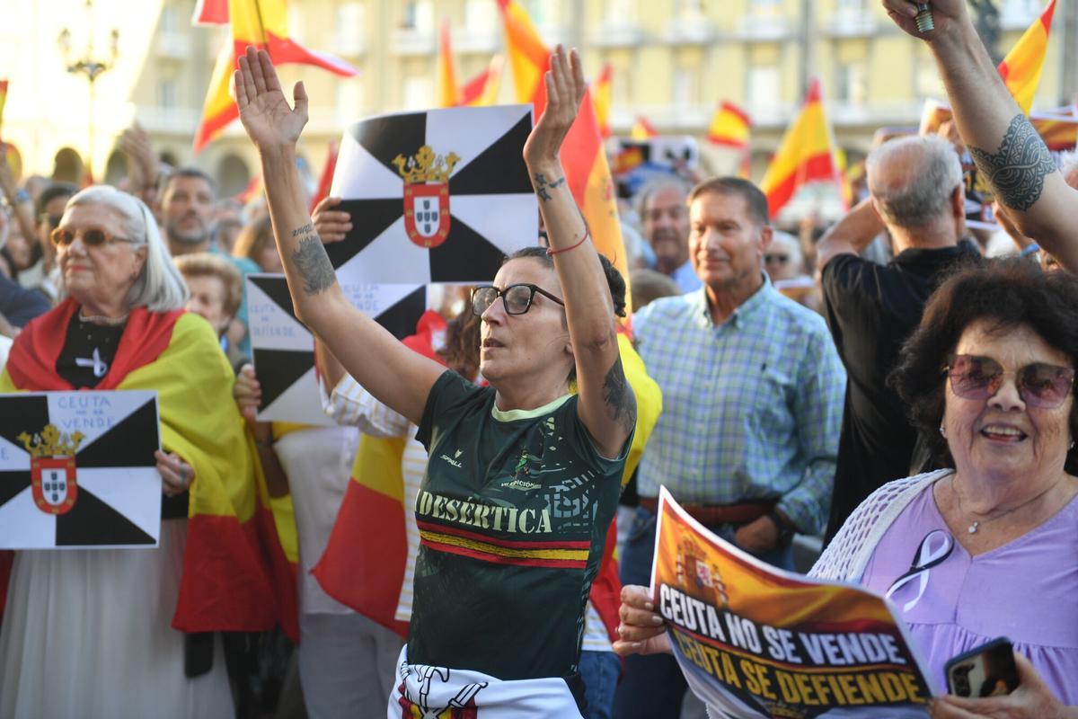 Entre los gritos más repetidos en la tarde de este miércoles estuvieron «Ceuta no se vende, Ceuta se defiende», «Ceuta aguanta, España se levanta» e «Invasores, expulsión».
