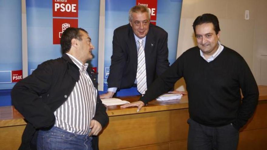 Desde la izquierda, Emilio Jambrina, Carlos Hernández y Félix Rodríguez antes de la rueda de prensa del PSOE.