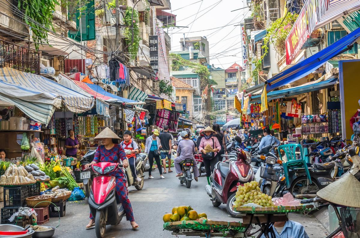 Concurrido mercadillo por la mañana en Ha Noi (Vietnam)