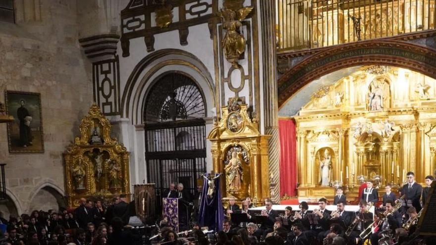 La Banda de Zamora, que tocó la primera, parte y público. | J.L. F.