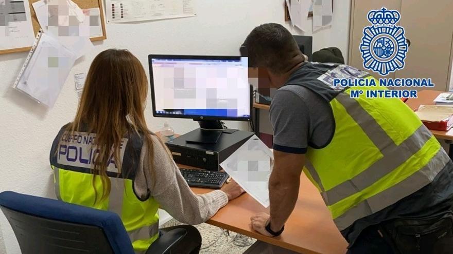 Agentes de la Policía trabajando en la prevención de delitos informáticos.