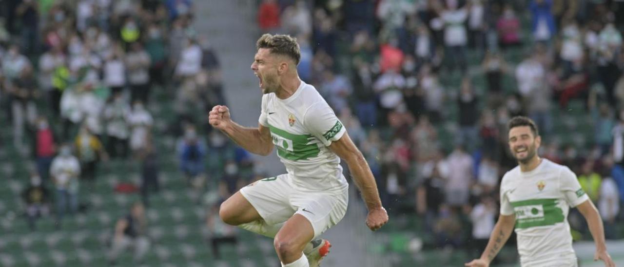 Lucas Boyé da un grito durante la celebración de su tanto, que puso a al Elche por delante en el marcador, ayer.