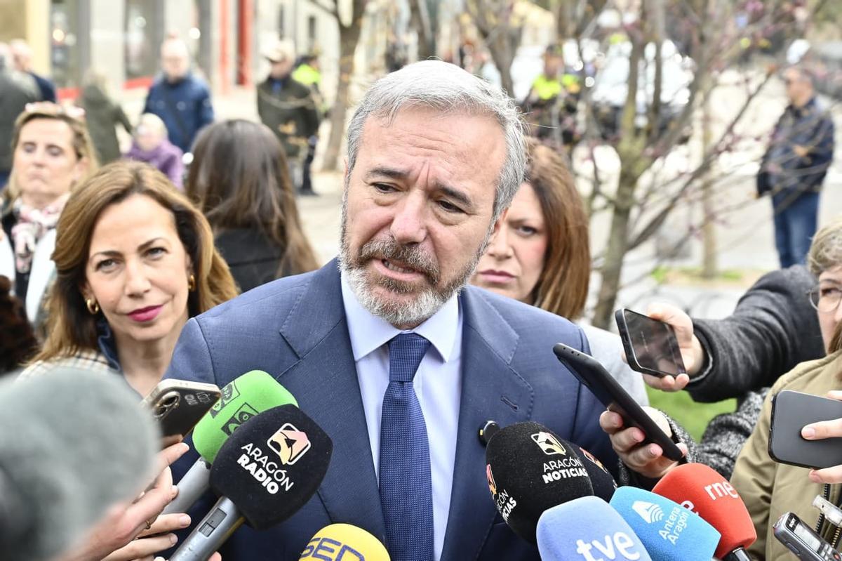 El presidente de Aragón en funciones, Jorge Azcón, ha atendido a los medios en el acto del Día Internacional de las Víctimas del Terrorismo, en Zaragoza.