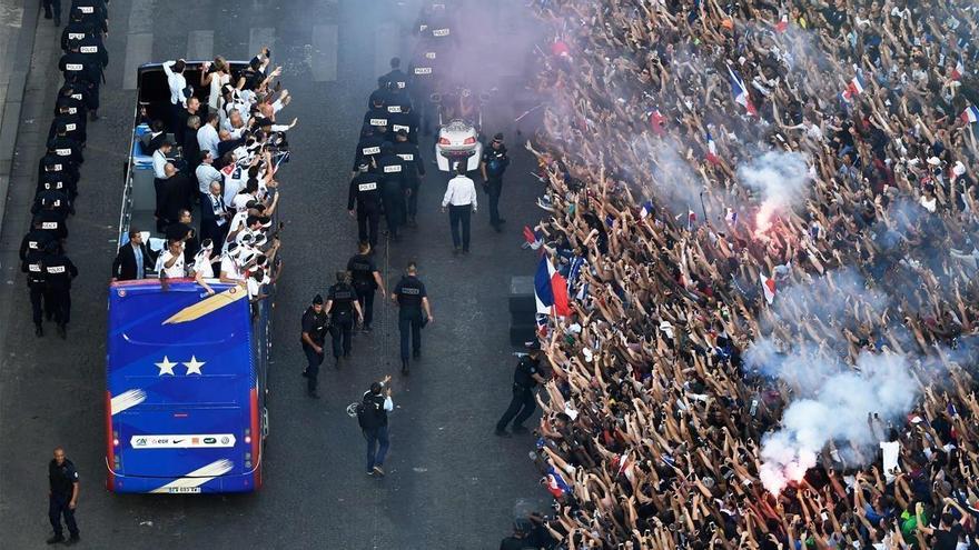 Fiesta republicana y multicolor en París para recibir a los campeones